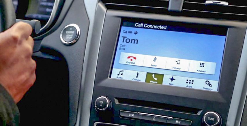 Hệ thống SYNC của Ford giúp người lái có thể gọi điện thoại khi lái xe