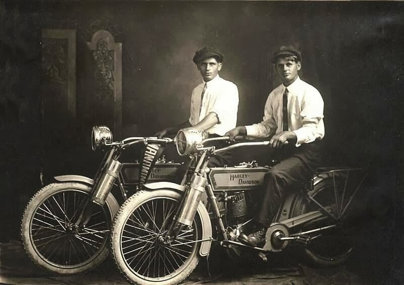 Những chiếc mô tô của hãng thời kỳ đầu