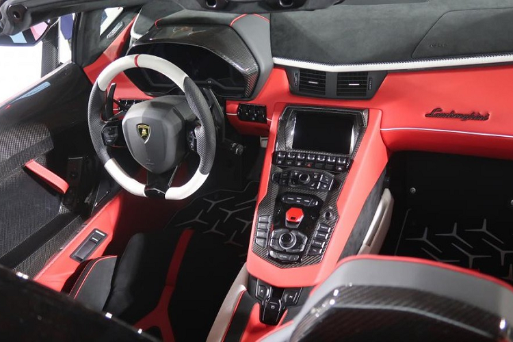 Lamborghini Aventador có nội thất kiểu người máy