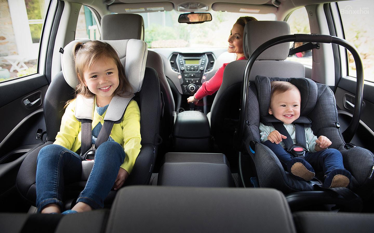 Ứng xử đi xe ô tô với bà bầu và trẻ em