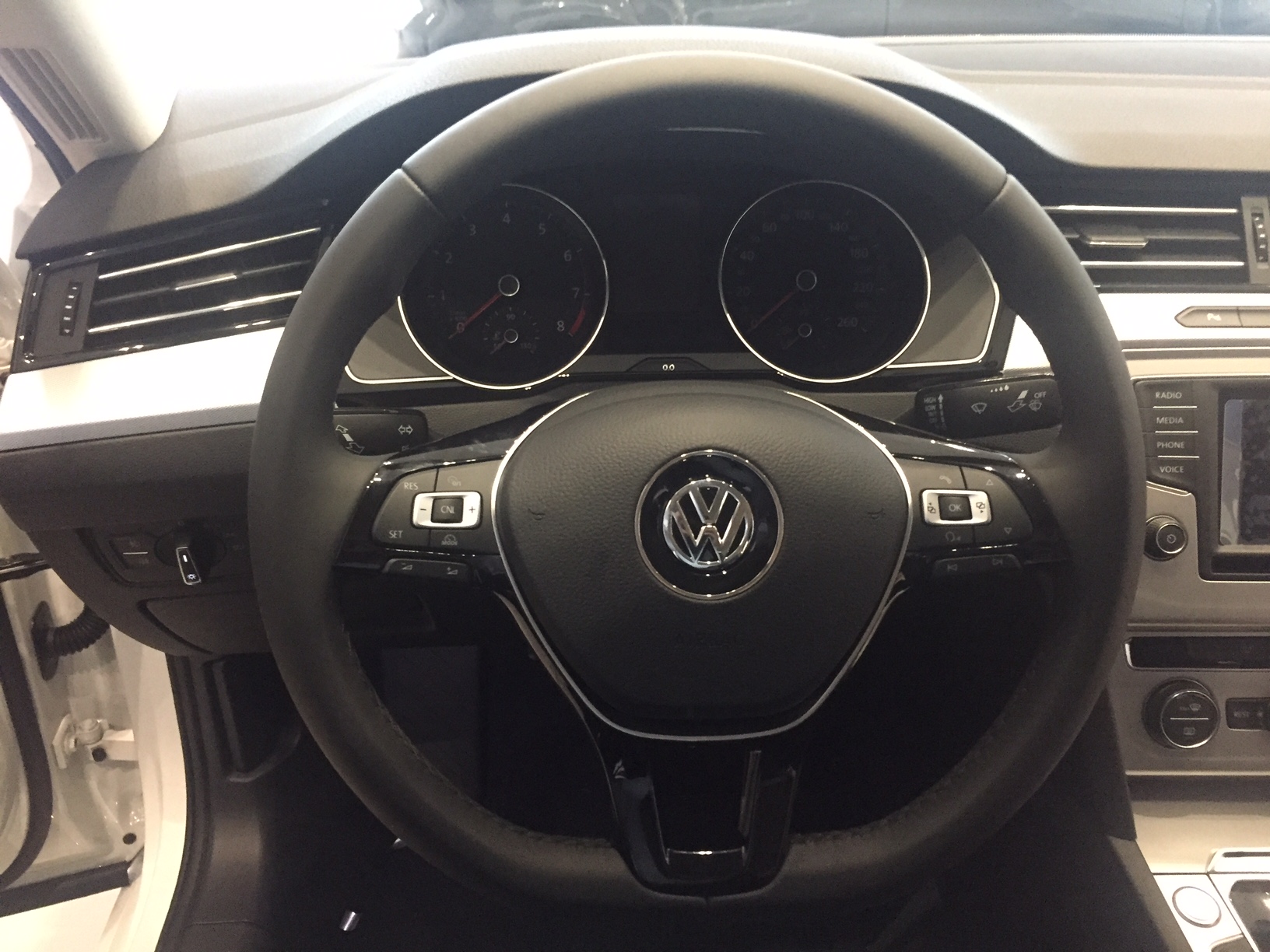 Volkswagen Passat sở hữu vô lăng 3 chấu