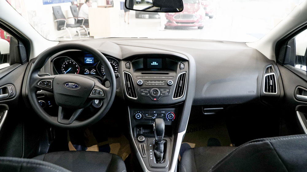 thử chỗ ngồi của tài xế là bước lựa chọn nội thất ô tô cơ bản nhất.